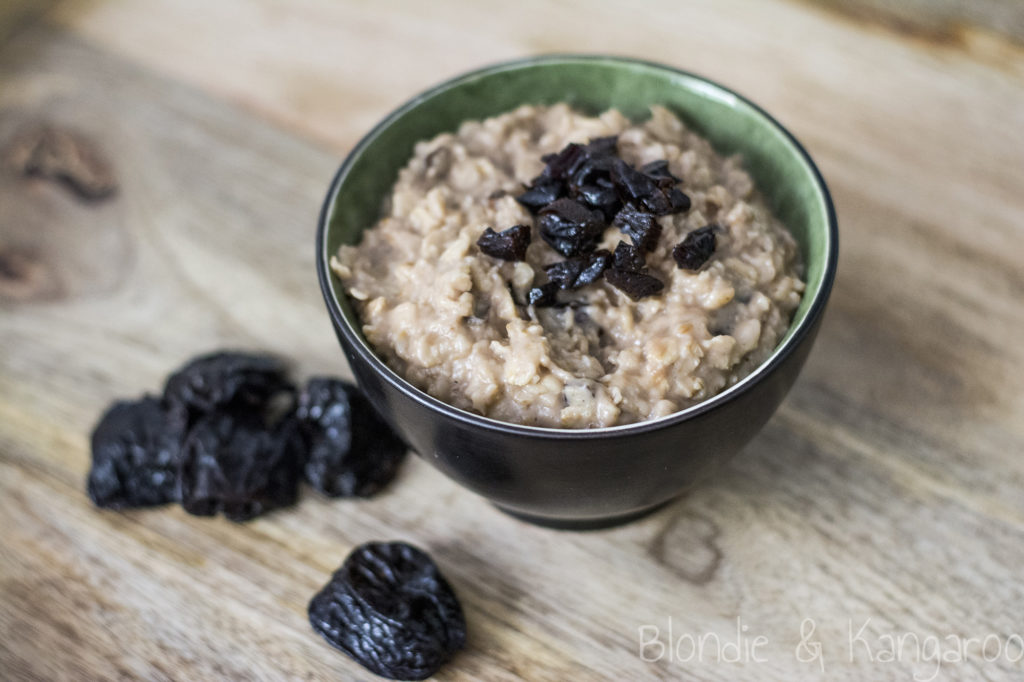 Owsianka czekoladowa ze śliwkami/ Chocolate plum porridge