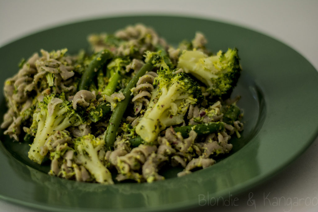 Makaron z pesto pistacjowo-miętowym i warzywami/ Pistachio mint pesto pasta with veggies