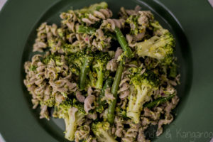 Makaron z pesto pistacjowo-miętowym i warzywami/ Pistachio mint pesto pasta with veggies