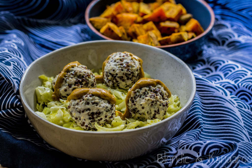 Drobiowe pulpeciki z komosą ryżową, podawane z pieczoną kapustą i batatami/Quinoa chicken meatballs with baked cabbage and sweet potatoes