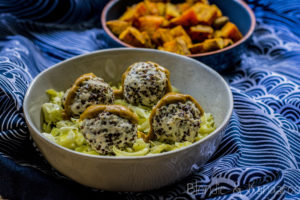 Drobiowe pulpeciki z komosą ryżową, podawane z pieczoną kapustą i batatami/Quinoa chicken meatballs with baked cabbage and sweet potatoes