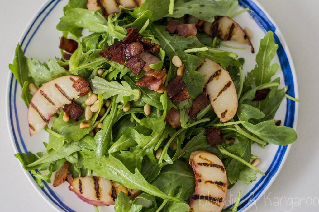 Sałatka z grillowaną nektarynką i boczkiem/Grilled nectarine salad with bacon