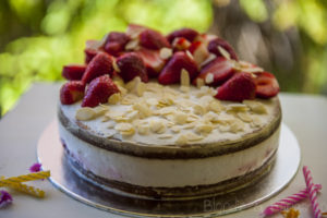 Tort kokosowy z truskawkami (bez glutenu, bez cukru)/Strawberry birthday cake (gluten-free, sugar-free, lactose-free)