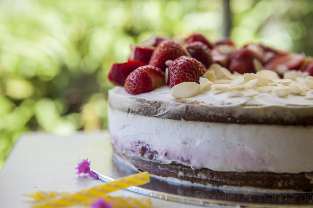 Tort kokosowy z truskawkami (bez glutenu, bez cukru)/Strawberry birthday cake (gluten-free, sugar-free, lactose-free)