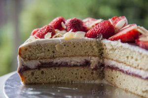 Tort kokosowy z truskawkami (bez glutenu, bez cukru)/Strawberry birthday cake (gluten-free, sugar-free, lactose-free)