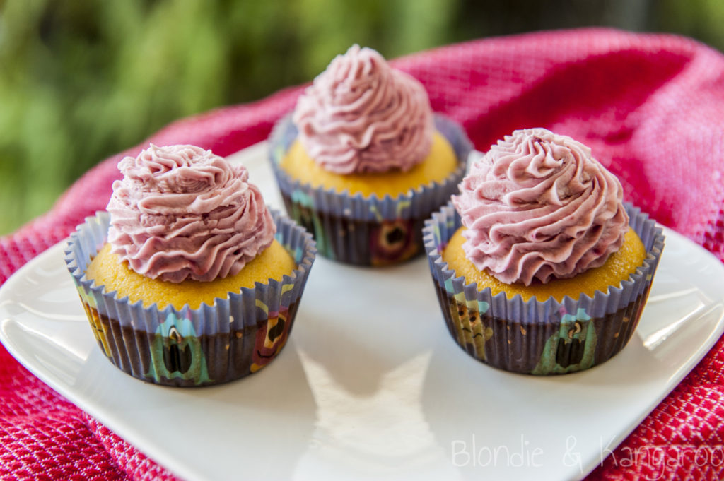 Babeczki cytrynowo-kokosowe nadziewane dżemem truskawkowym/Lemon coconut cupcakes with strawberry jam