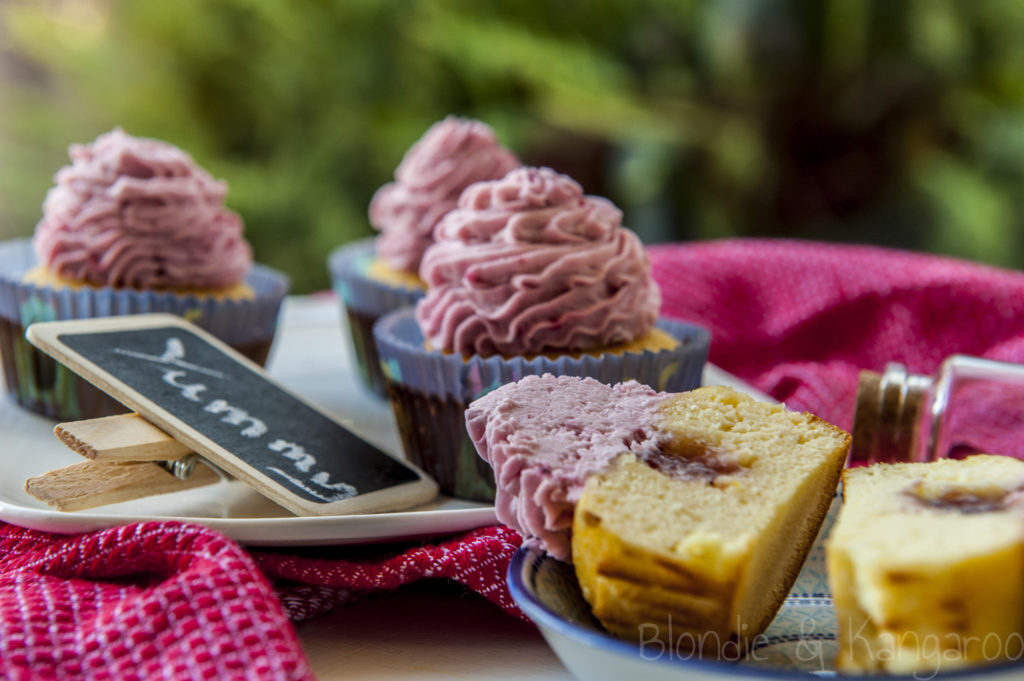 Babeczki cytrynowo-kokosowe nadziewane dżemem truskawkowym/Lemon coconut cupcakes with strawberry jam