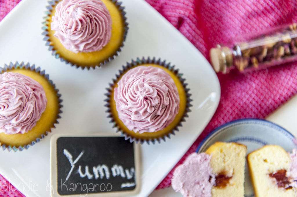 Babeczki cytrynowo-kokosowe nadziewane dżemem truskawkowym/Lemon coconut cupcakes with strawberry jam