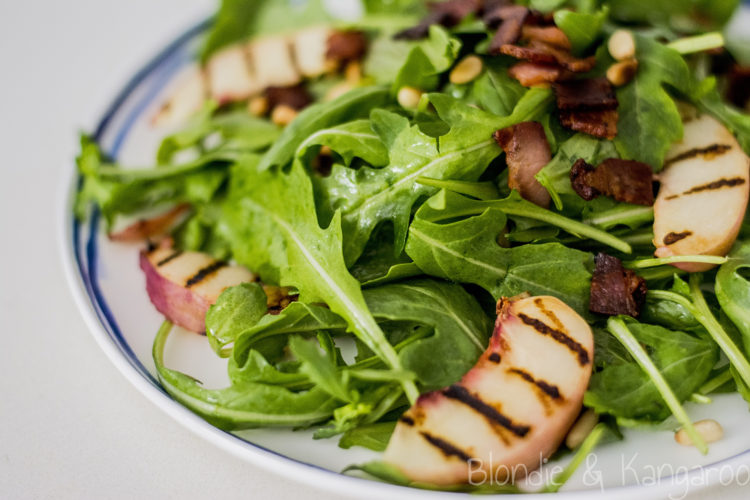 Sałatka z grillowaną nektarynką i boczkiem/Grilled nectarine salad with bacon