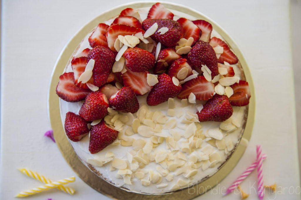 Tort kokosowy z truskawkami (bez glutenu, bez cukru)/Strawberry birthday cake (gluten-free, sugar-free, lactose-free)